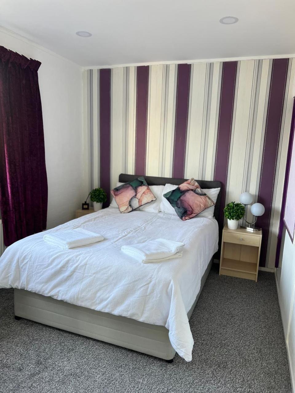 Spacious Three Bed-room House With Free Parking Holiday home *