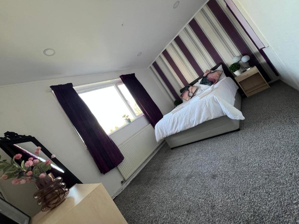 Spacious Three Bed-room House With Free Parking Holiday home Nottingham