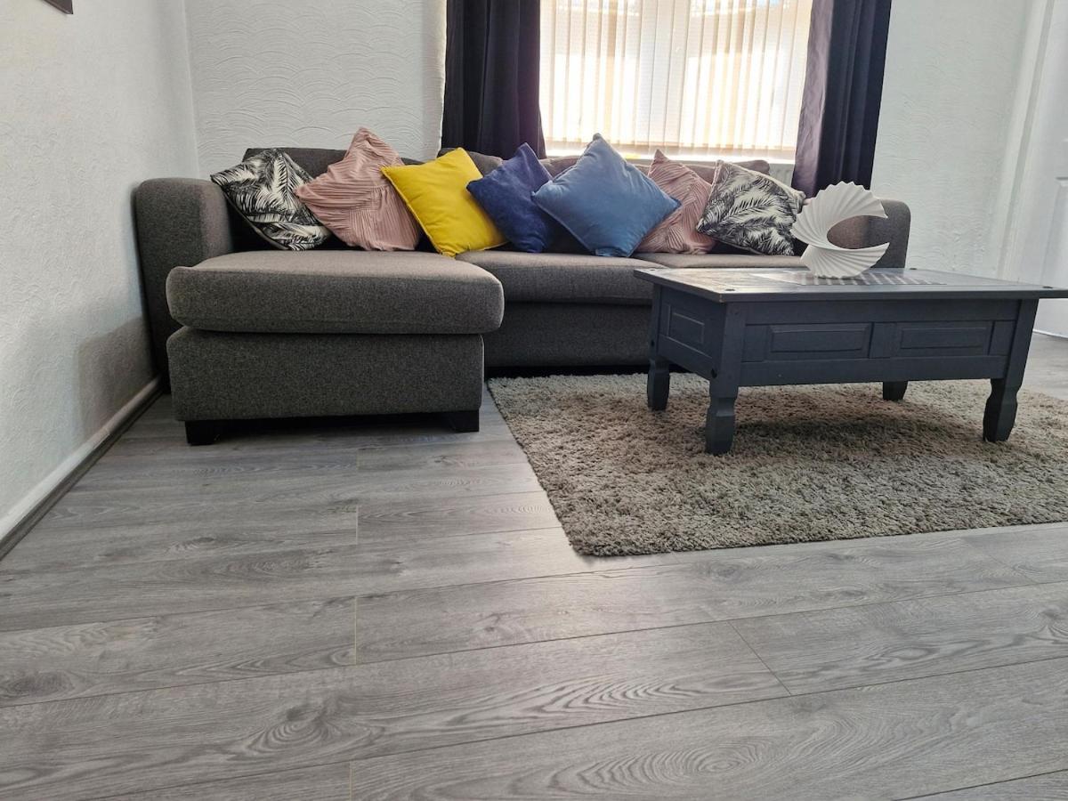 Spacious Three Bed-room House With Free Parking Holiday home *