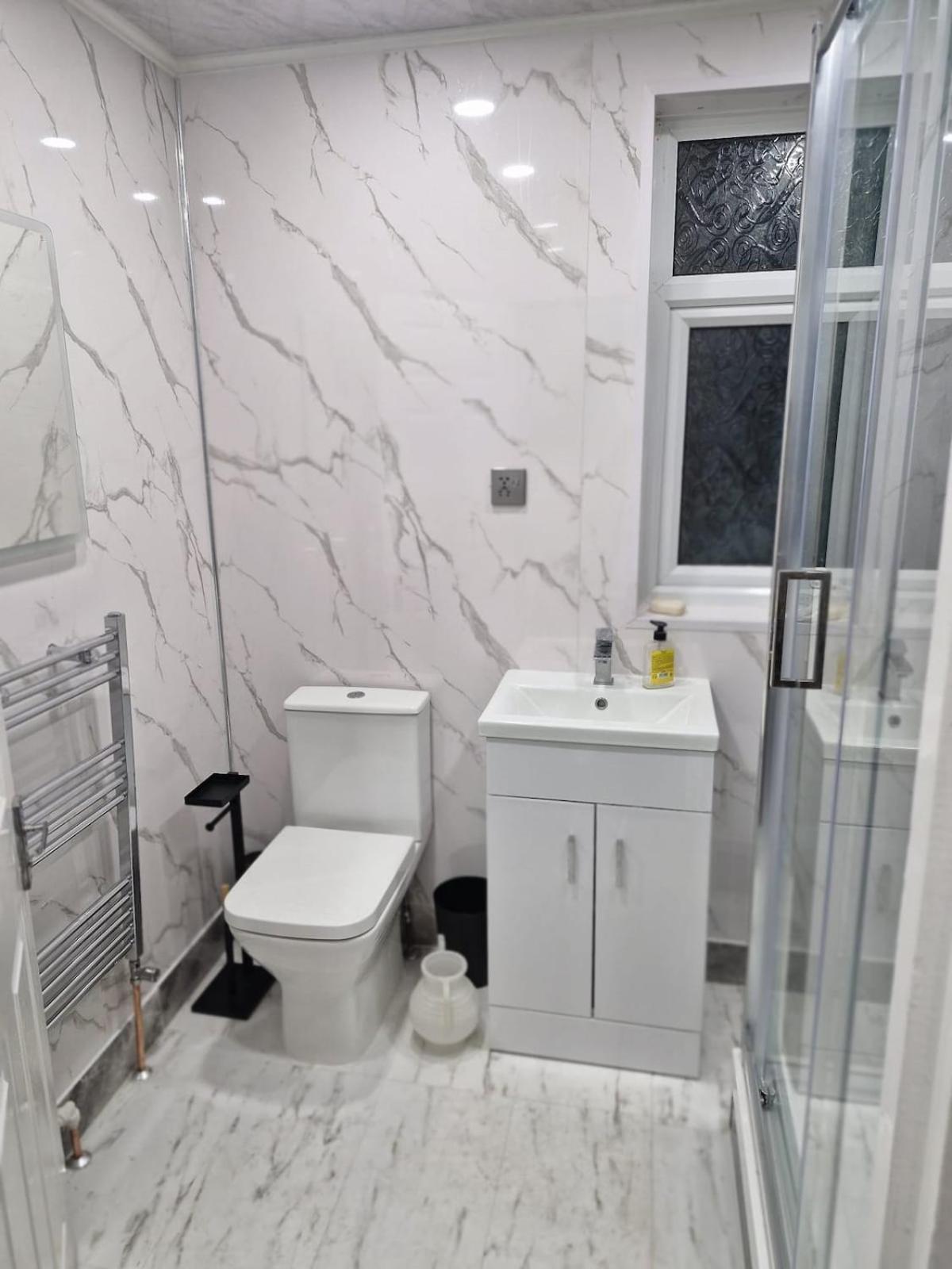 Spacious Three Bed-room House With Free Parking * Nottingham
